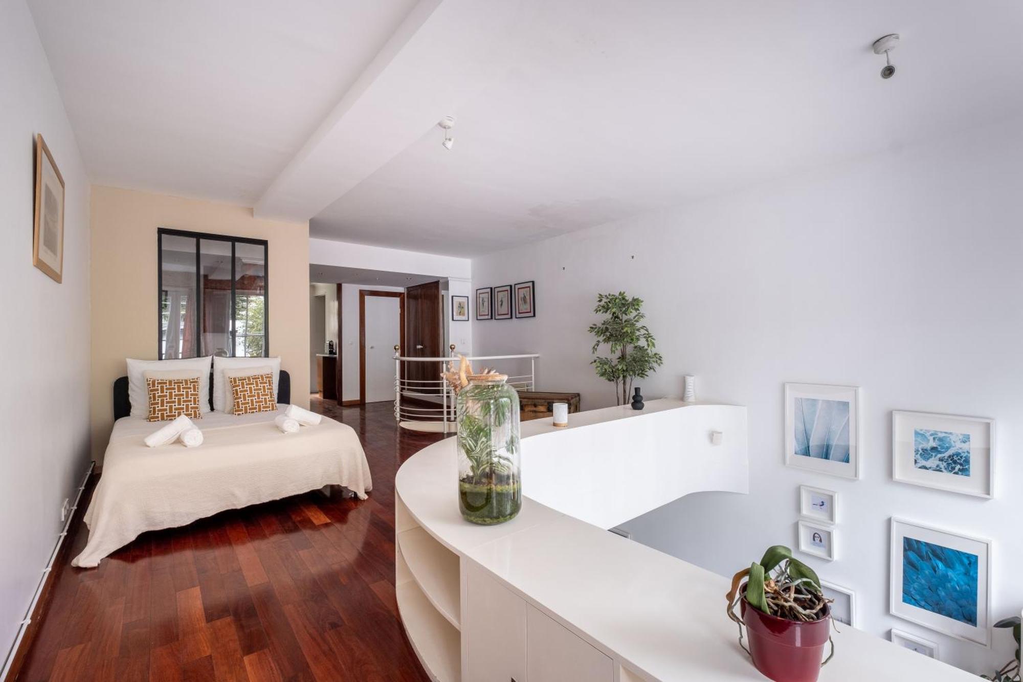 Appartement Loft D Exception Au Pied Des Champs-elysees *
